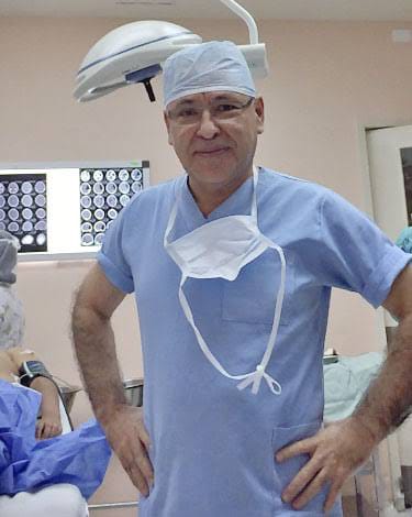 Dr. Alfredo Castro Cevallos — Neurocirujano Infantil